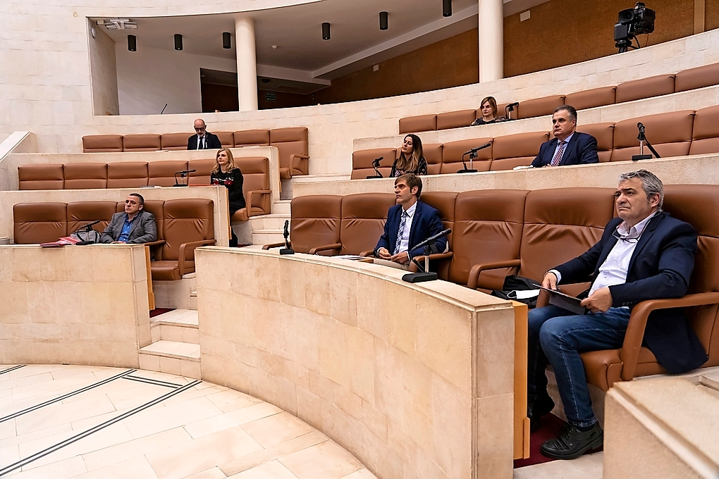 Carmona, Conde y S&aacute;nchez junto a los representantes de los grupos pol&iacute;ticos. / ALERTA