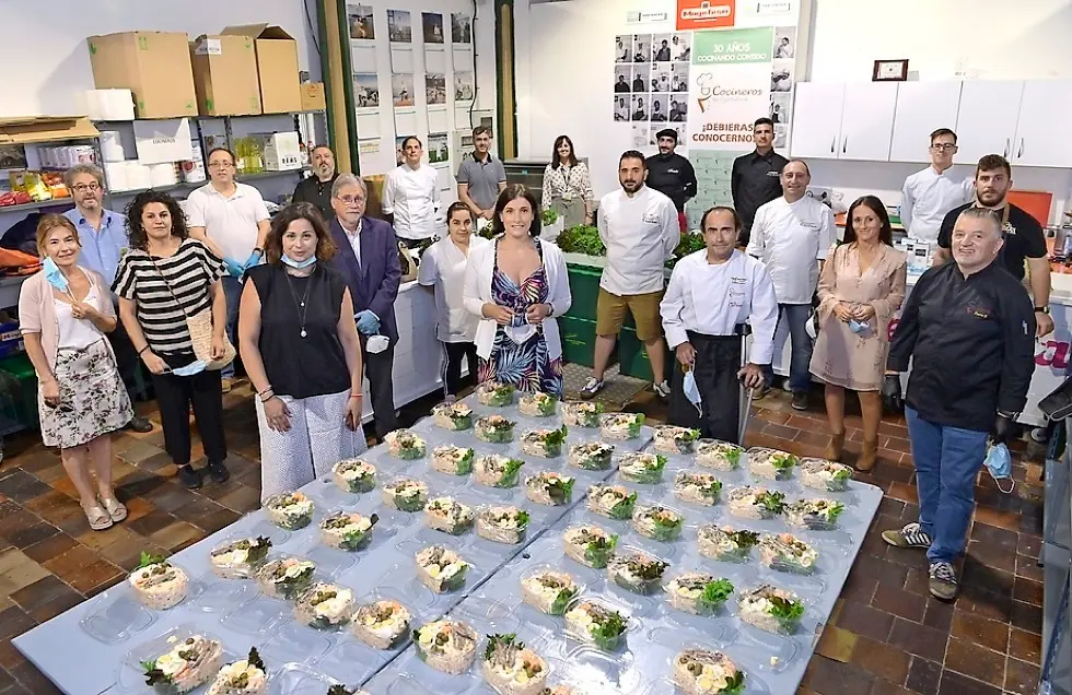 Las autoridades con algunos participantes en la iniciativa solidaria. / ALERTA