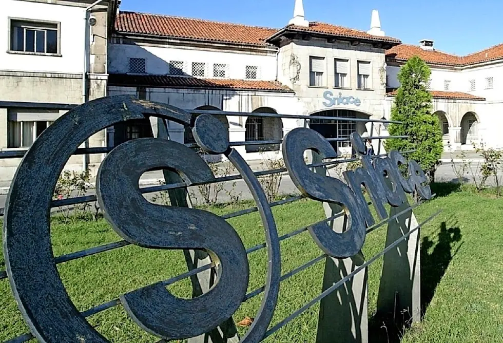Imagen de la f&aacute;brica de Sniace en Torrelavega. / ALERTA