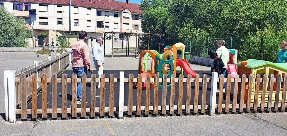 Autoridades durante su visita al colegio Bajo Pas. / ALERTA