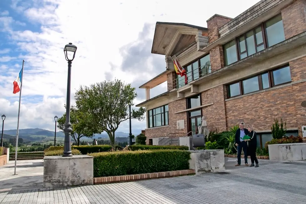 La alcaldesa revisa las nuevas luminarias con tecnolog&iacute;a Led que est&aacute; instalando el Ayuntamiento en distintos puntos del municipio. / ALERTA