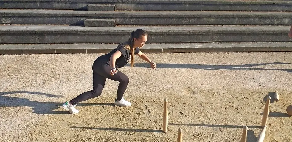 Alba Garc&iacute;a Est&eacute;banez, de la Pe&ntilde;a Carand&iacute;a Restaurante L&rsquo; Argolla, entrenando en la bolera Mes&oacute;n El Reencuentro de Sol&oacute;rzano. / DAVID