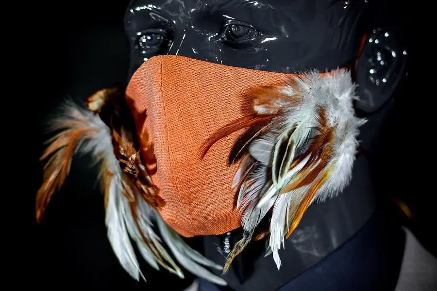 Accesorios con materiales naturales en un desfile de moda. EFE/EPA/SASCHA STEINBACH/Archivo