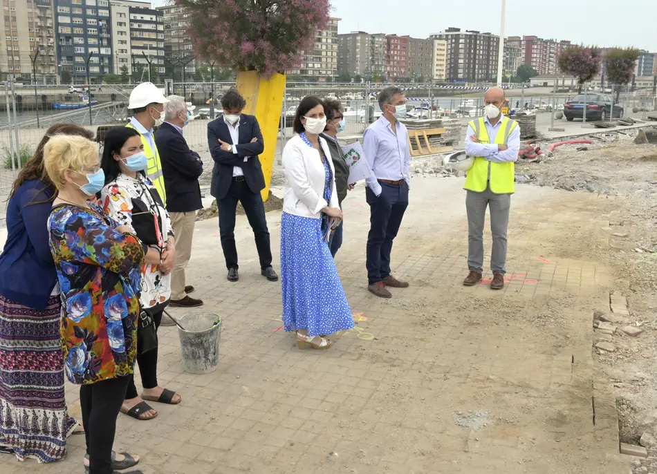 Gema Igual visita las obras de mejora en una zona del barrio Pesquero.