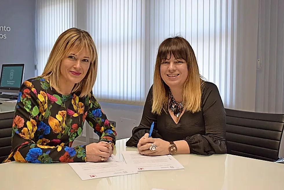 Ver&oacute;nica Samperio y Silvia Abascal durante la presentaci&oacute;n del concurso. / alerta