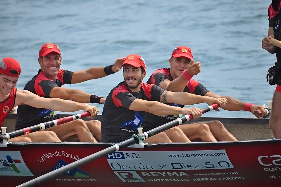 Los castre&ntilde;os Sergio Colino y Kike Vitoria, a bordo de &lsquo;La Marinera&rsquo;.