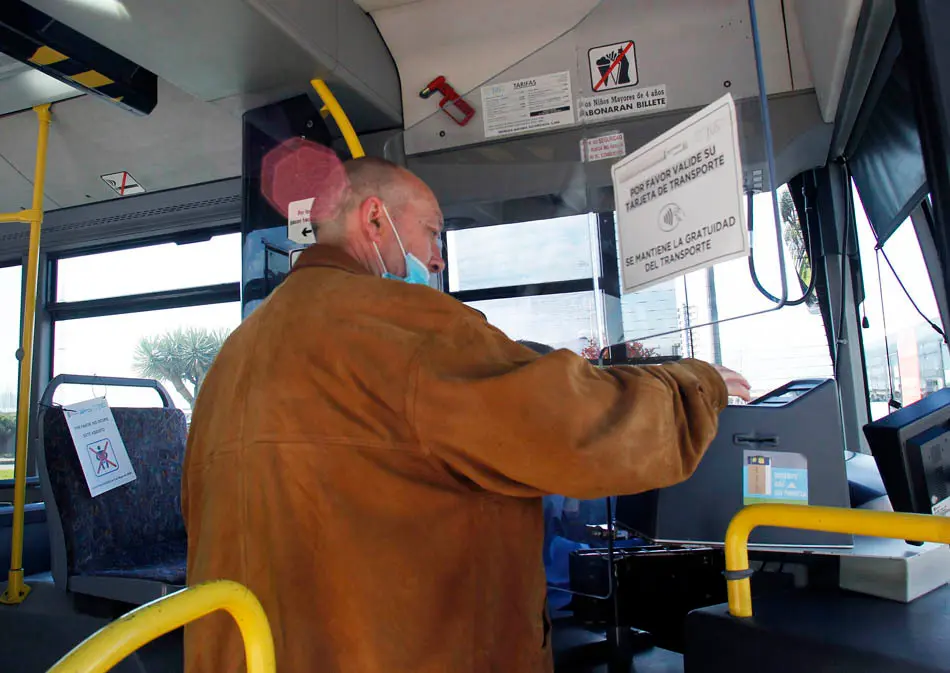 Una persona con mascarilla sube al autob&uacute;s en Santander. / J. RAM&Oacute;N