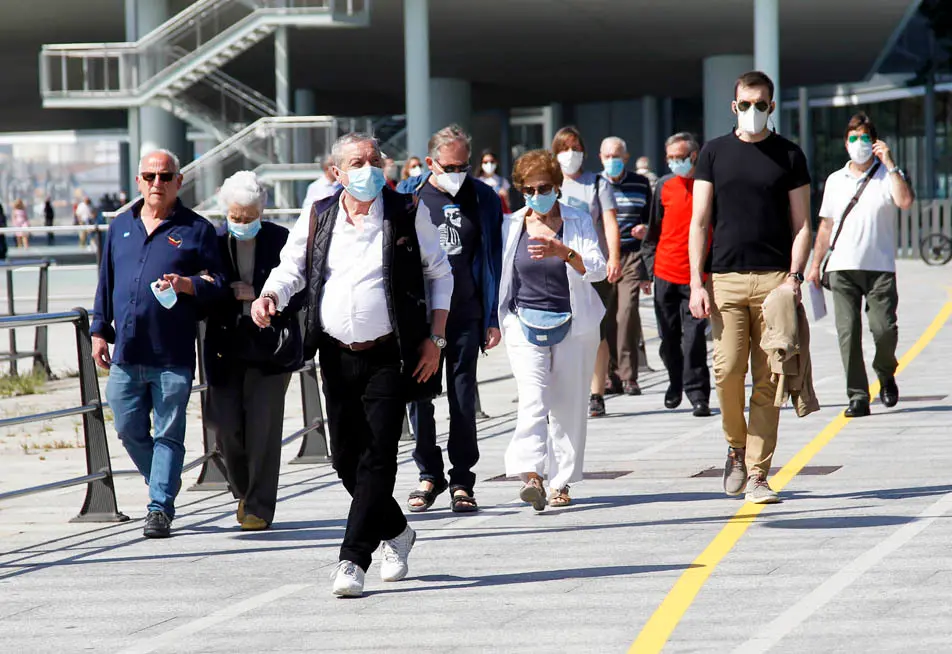 Varias personas con mascarilla caminan por el Paseo Pereda de Santander. / J. Ram&oacute;n
