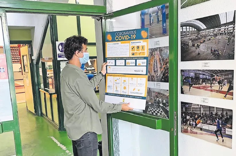 El concejal de Deportes, Ignacio Gonz&aacute;lez, colocando carteles sobre las medidas de protecci&oacute;n. / ALERTA