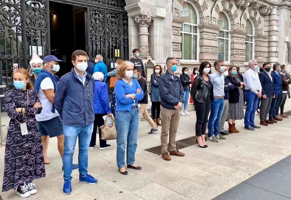 Autoridades y vecinos durante el minuto de silencio frente al Ayuntamiento. / ALERTA