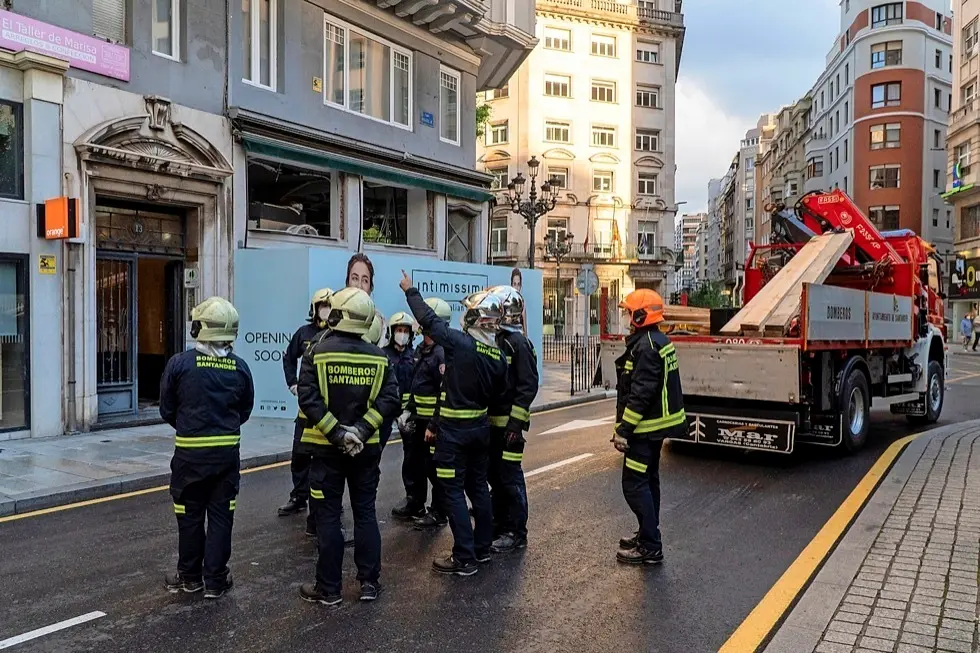 Los bomberos observando el edificio. / Aguilera