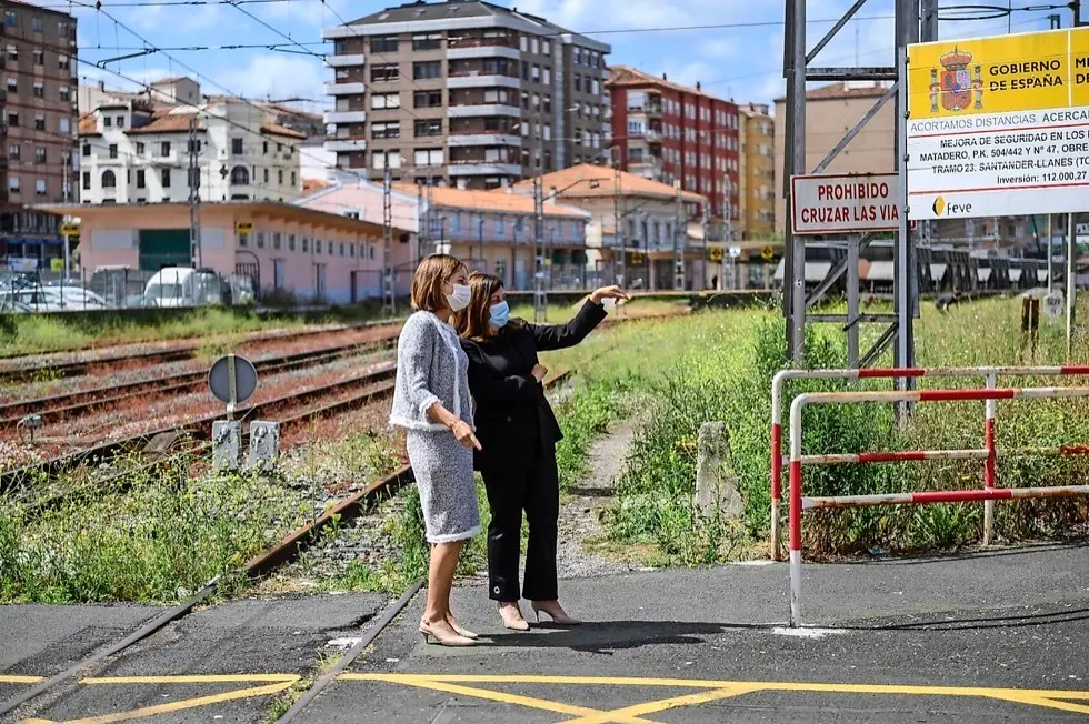 S&aacute;enz de Buruaga y Fern&aacute;ndez Teijeiro en la estaci&oacute;n de Torrelavega. / ALERTA