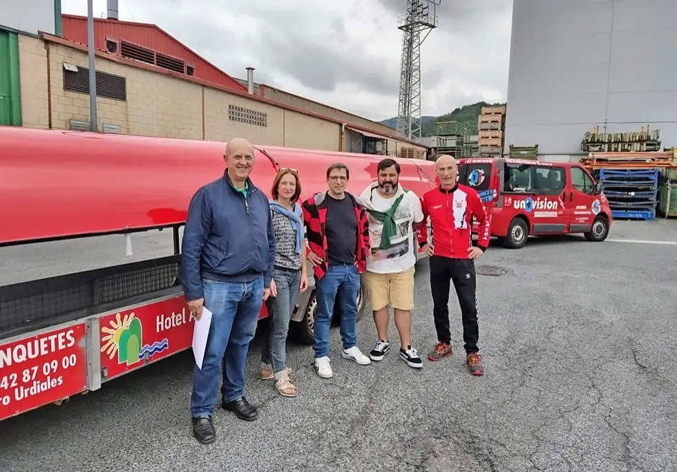 La nueva &lsquo;La Marinera&rsquo; ya est&aacute; en Castro.En la imagen, de izquierda a derecha, se puede ver a Fernando Ruiz, Ainhoa Amilibia, Goio Vilar, Gorka Linaza y Marcos Muro.