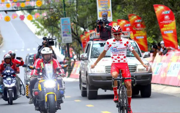 El c&aacute;ntabro Javier Sard&aacute; a su llegada a meta. / EFE