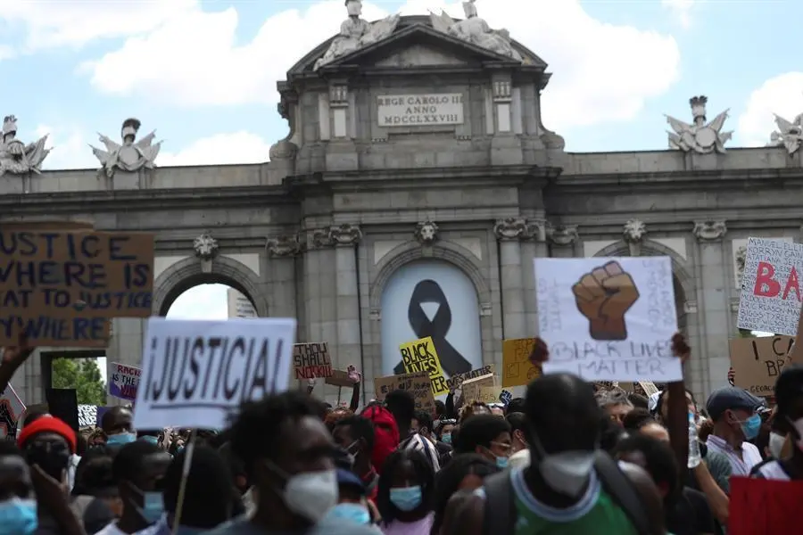 Manifestantes durante la concentraci&oacute;n convocada en Madrid por la Comunidad negra africana y afrodescendiente en Espa&ntilde;a (CNAAE) contra el racismo, tras la muerte del ciudadano afroamericano, George Floyd, durante su detenci&oacute;n por la polic&iacute;a de Minneapolis. EFE/ Rodrigo Jim&eacute;nez