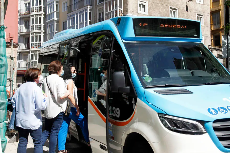 Varias personas entras al TUS en Santander. / ALERTA