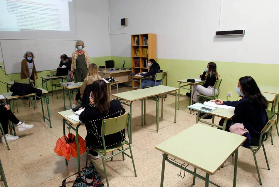 La consejera de Educaci&oacute;n, Marina Lomb&oacute; junto a los alumnos en el Instituto Santa Clara, Santander. / J. Ram&oacute;n