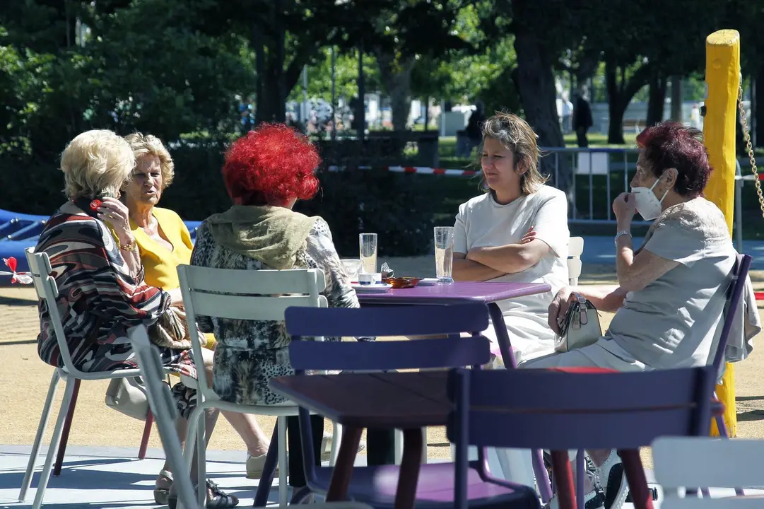 Un grupo de mujeres disfrutan de la terraza en los Jardines de Pereda, Santander./ J. Ram&oacute;n