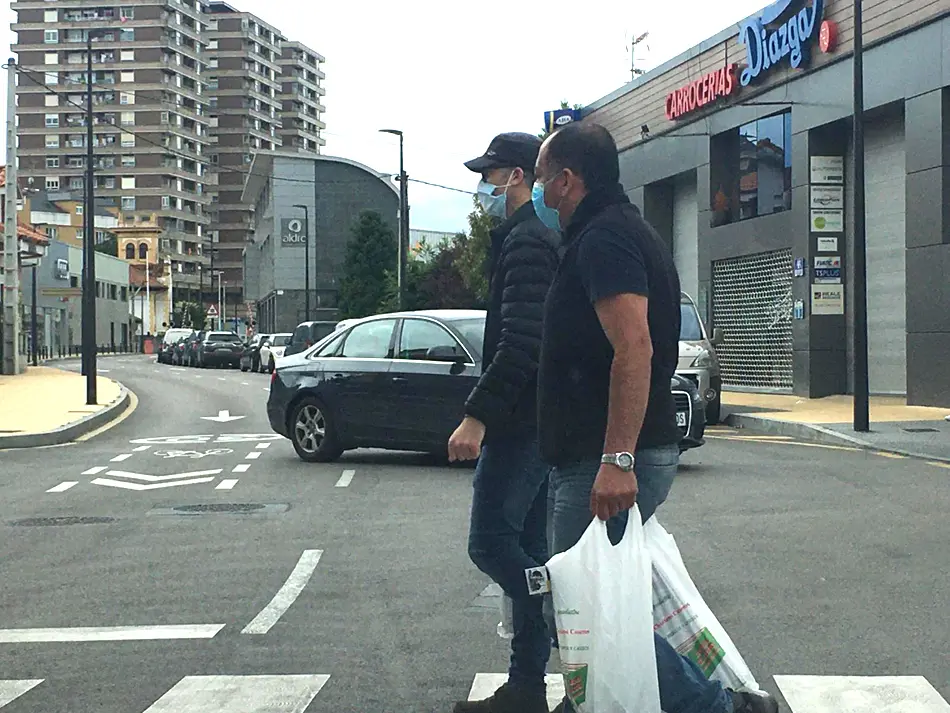 Dos personas cruzan la Paseo Ni&ntilde;o en Torrelavega. / S. D.