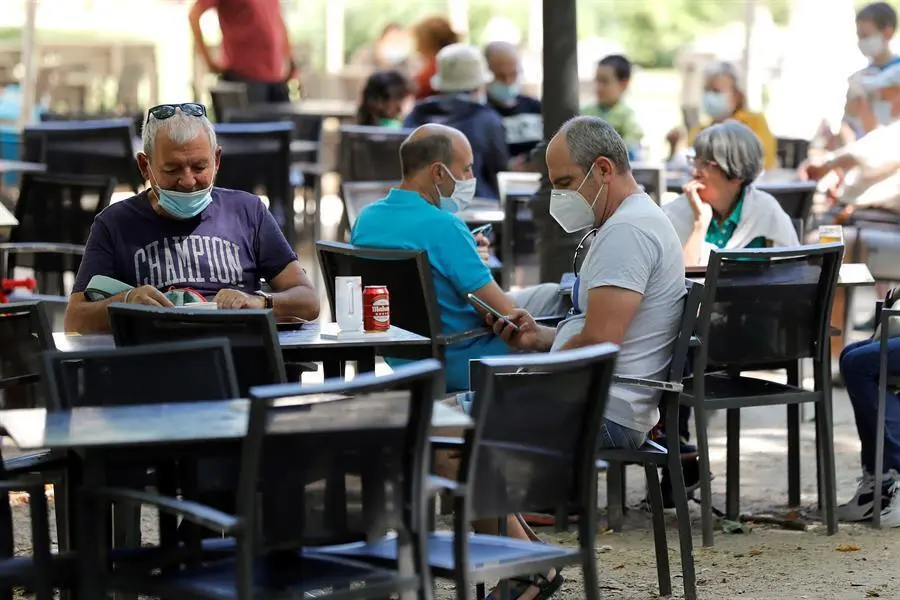 Vista del ambiente en una terraza.-EFE/Chema Moya