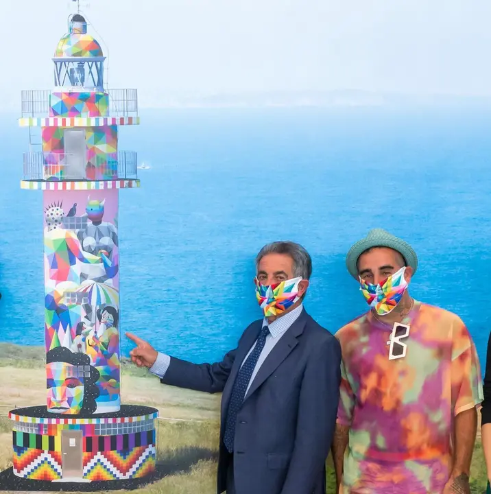 El presidente del Gobierno, Miguel &Aacute;ngel Revilla, asiste a la presentaci&oacute;n de la intervenci&oacute;n art&iacute;stica del Faro de Ajo por parte de Okuda. /  Ra&uacute;l Lucio / ARCHIVO