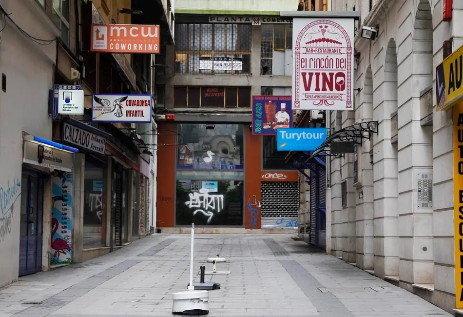 Varios establecimientos cerrados en la Calle Cuesta, Santander. / J. Ram&oacute;n