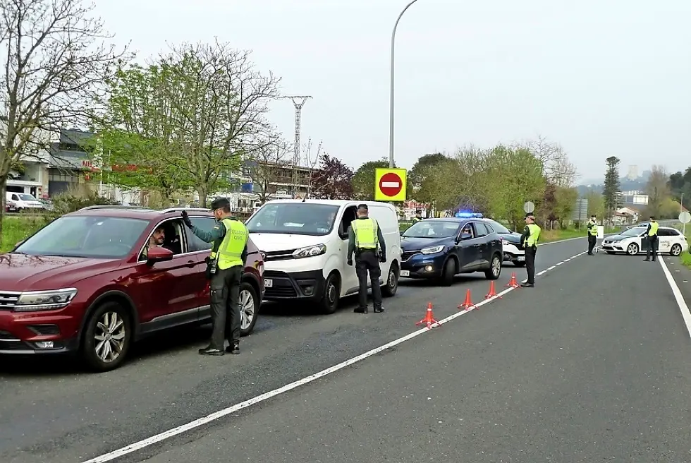 La Guardia Civil ha establecido hoy mi&eacute;rcoles puntos de control en carreteras c&aacute;ntabras para evitar los posibles desplazamientos que pueden producirse desde el Pa&iacute;s Vasco, por el Puente del D&iacute;a del Padre, a la segunda residencia de sus ciudadanos en Cantabria, con el fin de evitar propagaci&oacute;n del coronavirus. EFE/Miguel Ramos