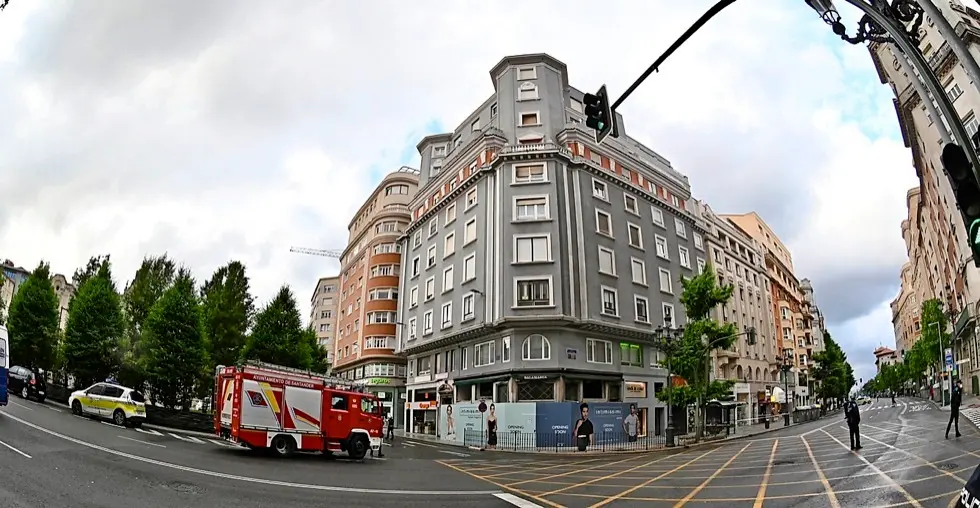 El edificio afectado, en primer t&eacute;rmino, el pasado jueves, cuando se detect&oacute; el problema. / archivo alerta-hardy