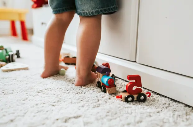Vista de las piernas de un ni&ntilde;o en una guarder&iacute;a. / S.D.