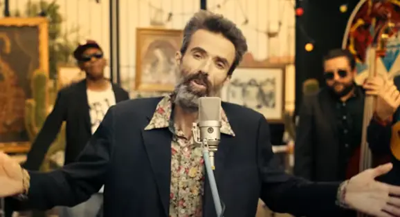 El cantante en su &uacute;ltimo videoclip, 'Eso que t&uacute; me das'.