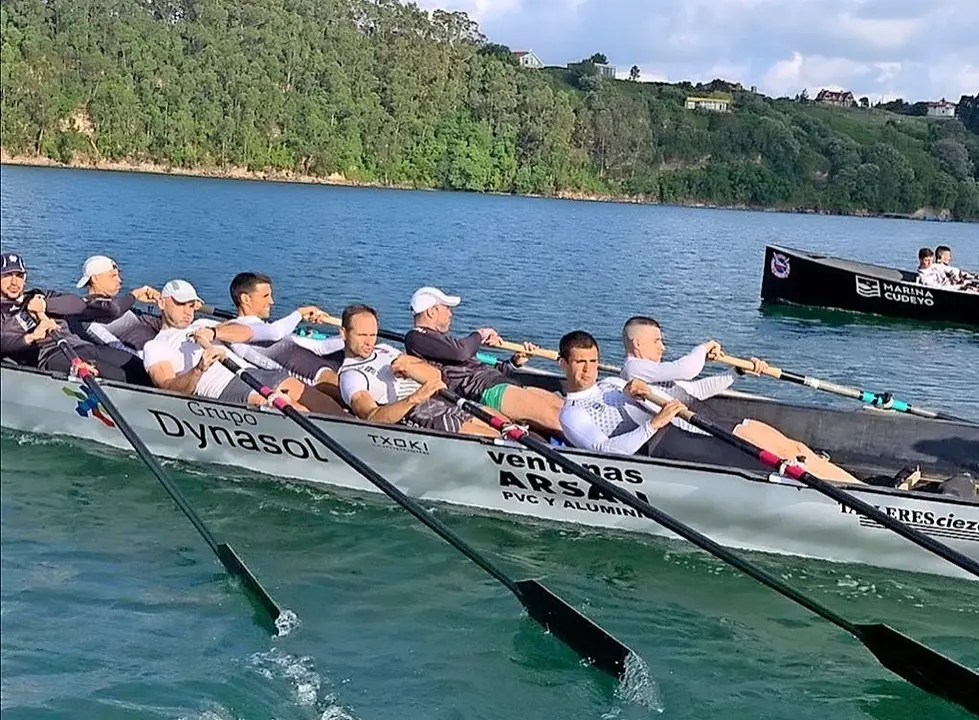 Los remeros de Pedre&ntilde;a vuelven por fin al agua con dos traineras.