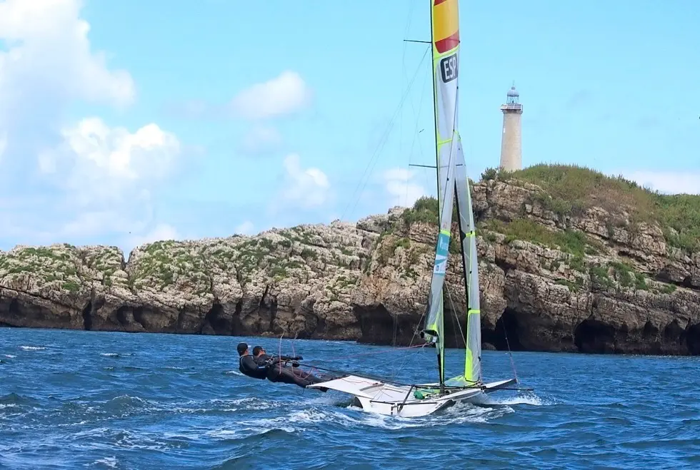Diego Bot&iacute;n y Iago L&oacute;pez-Marra, entrenando en las cercan&iacute;as de la Isla de Mouro. / RFEV