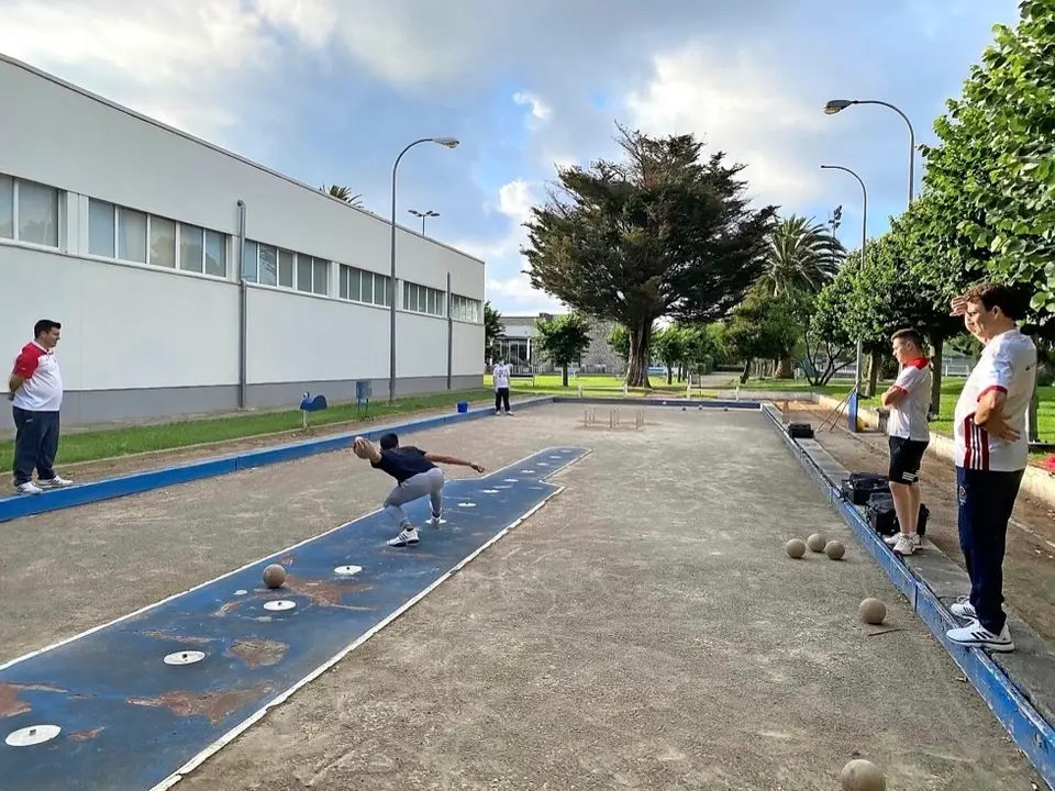 La Pe&ntilde;a Club Bansander ha retomado los entrenamientos en la bolera del Complejo Deportivo Ruth Beitia de La Albericia.