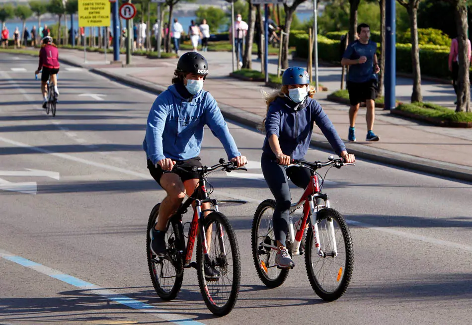 Dos ciclistas con mascarilla por la calle Reina Victoria en Santander. / Jos&eacute; Ram&oacute;n
