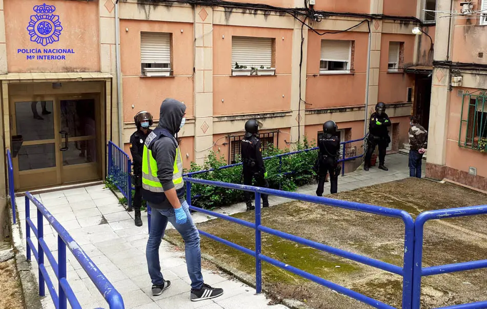 Varios agentes en el momento del operativo para el desmantelamiento del punto de droga.