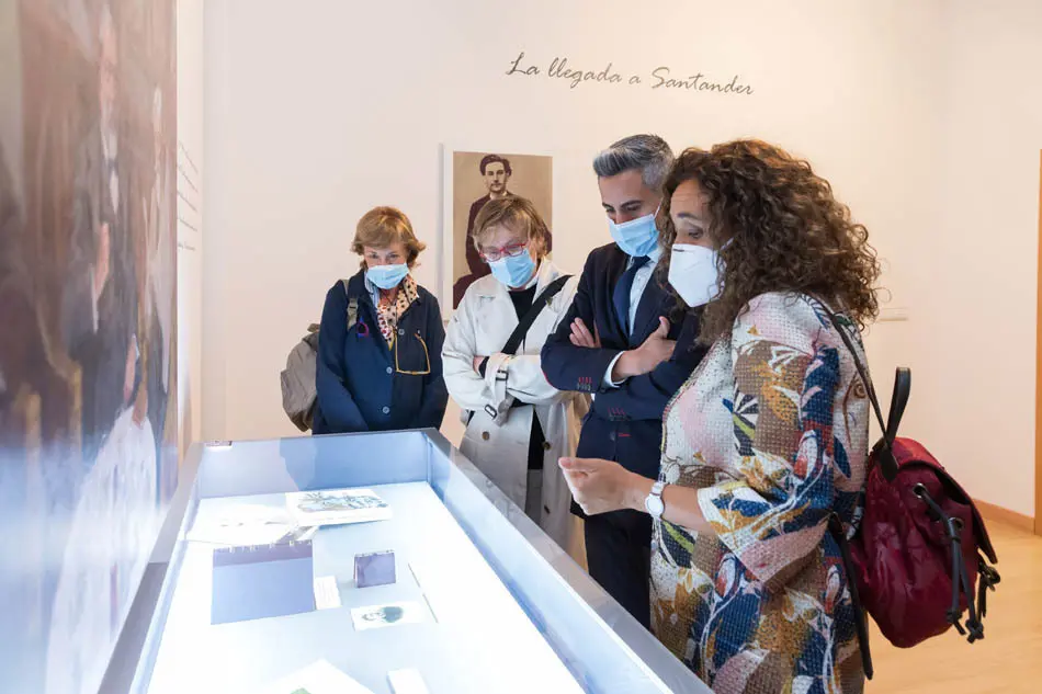 El vicepresidente y consejero de Universidades, Igualdad, Cultura y Deporte, Pablo Zuloaga, inaugura la exposici&oacute;n &lsquo;Benito P&eacute;rez Gald&oacute;s, ilustre santanderino&rsquo;. / Ra&uacute;l Lucio