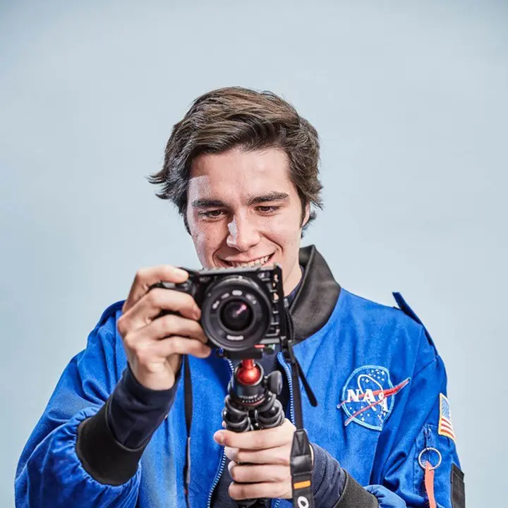 El j&oacute;ven empresario Jorge Branger realizando una fotograf&iacute;a y a su vez posando ante la c&aacute;mara. / J. branger