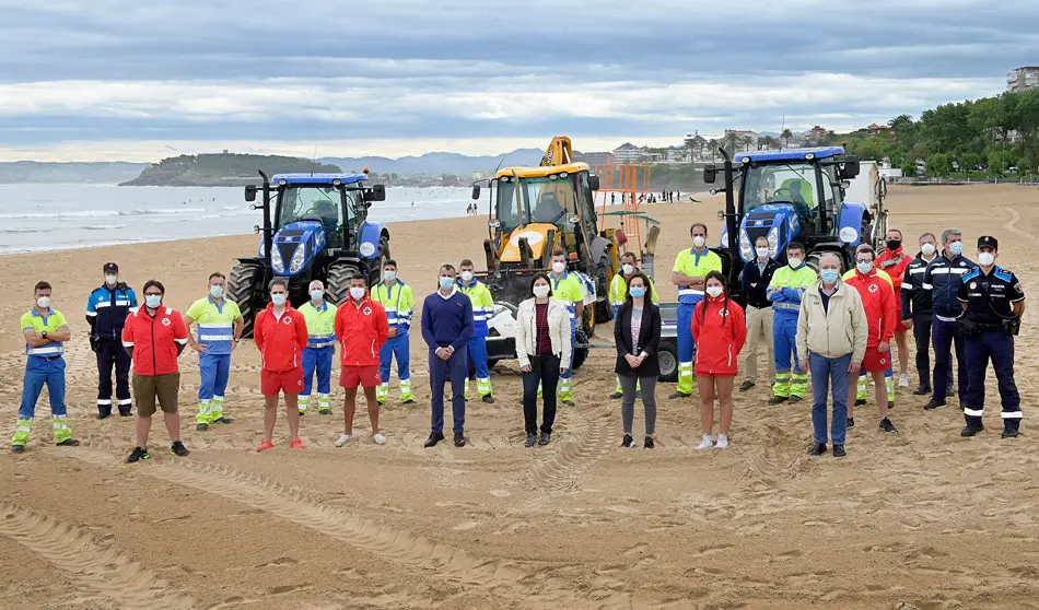 Las autoridades junto con el personal que va a hacer posible ese control en las playas de Santander. / ALERTA