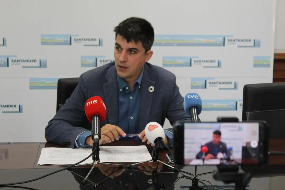 El portavoz del Grupo Socialista en el Ayuntamiento de Santander, Daniel Fern&aacute;ndez