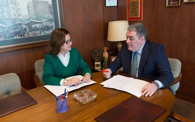Reuni&oacute;n mantenida en la C&aacute;mara de Comercio de Torrelavega.