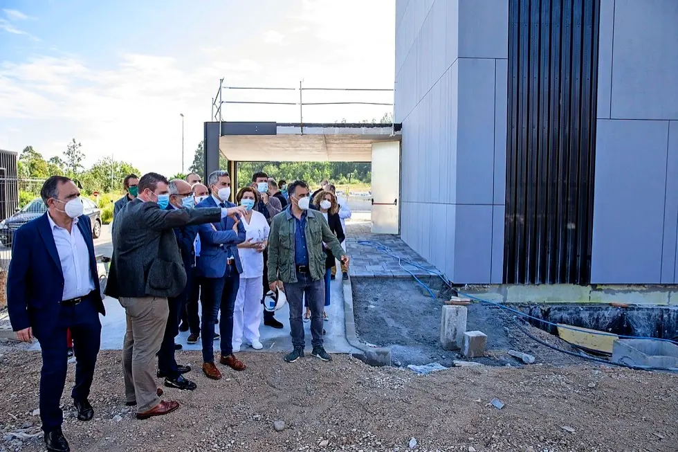 Autoridades y responsables del hospital visitando la zona de obras. / alerta