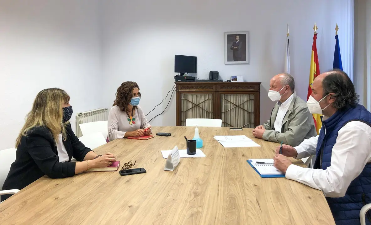 
10:00 h.- Sede de la Consejer&iacute;a de Empleo y Pol&iacute;ticas Sociales, Castelar 5
La consejera de Empleo, Ana Bel&eacute;n &Aacute;lvarez recibe al alcalde de Reinosa.
cobertura de foto 
 16 JUNIO 2020 &copy; Oficina de comunicaci&oacute;n