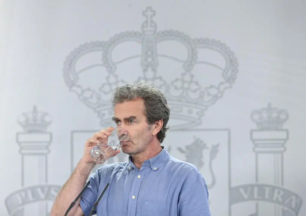 El director del Centro de Coordinaci&oacute;n de Alertas y Emergencias Sanitarias (CCAES), Fernando Sim&oacute;n, bebe agua durante la comparecencia en Moncloa, acompa&ntilde;ado por el ministro de Sanidad, Salvador Illa, donde han informado sobre el cambio de Fases de la des