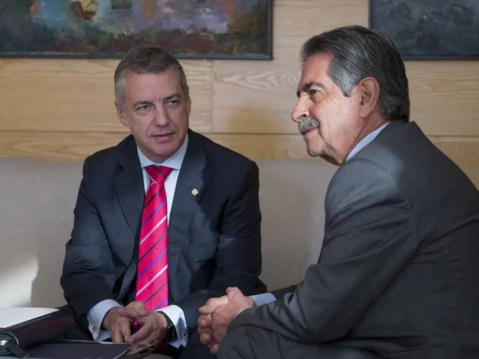 El Lehendakari, I&ntilde;igo Urkullu, y el presidente de Cantabria, Miguel &Aacute;ngel Revilla