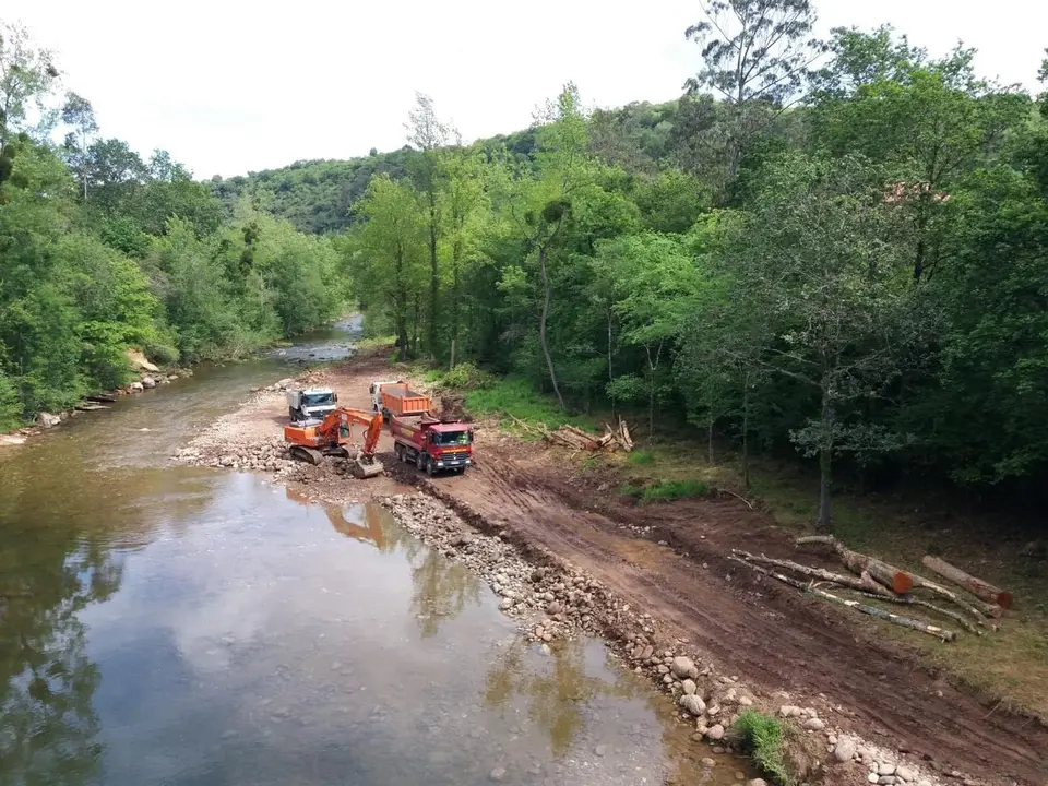Desbroce en el r&iacute;o Nansa