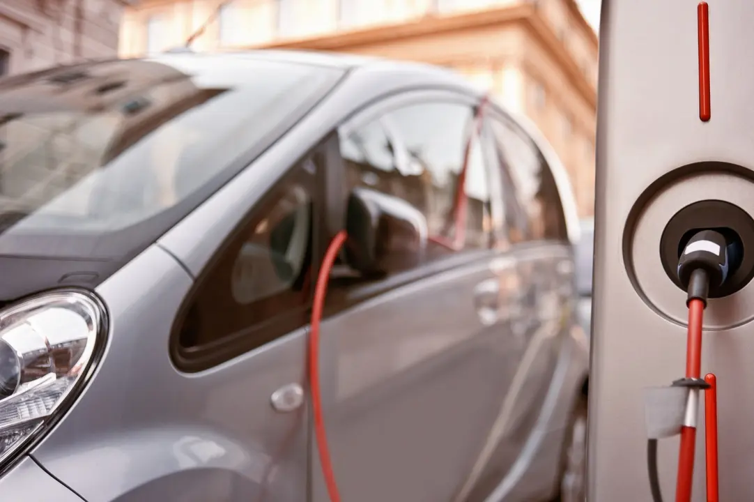 Immagen de un coche el&eacute;ctrico carg&aacute;ndose. Veh&iacute;culo el&eacute;ctrico. Recarga el&eacute;ctrica. Recurso.