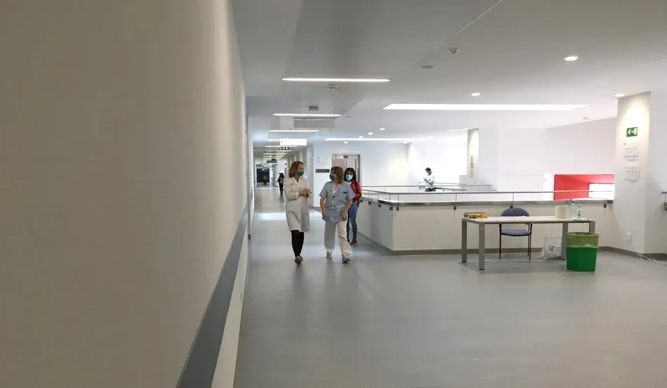Dos sanitarios caminan por un pasillo del Hospital Marqu&eacute;s de Valdecilla en el d&iacute;a de hoy. / S.D.