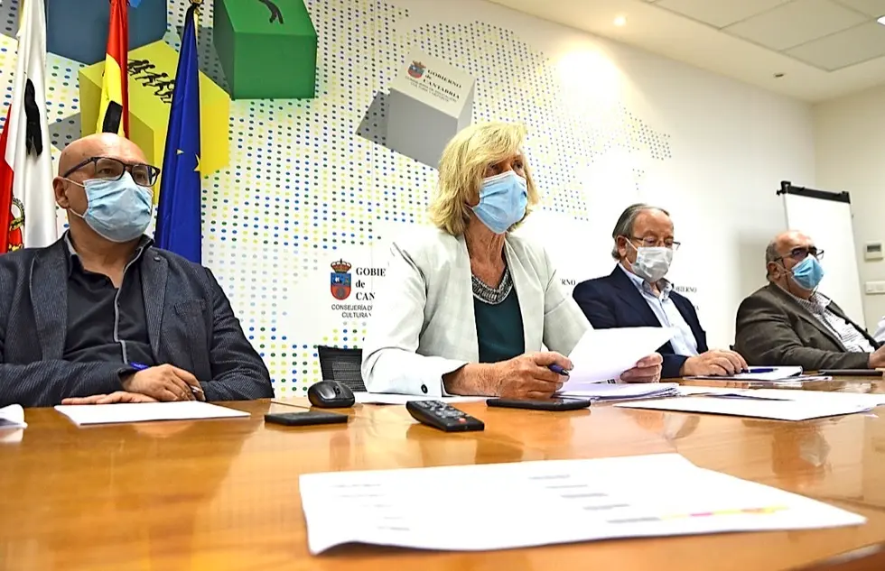 La consejera Lomb&oacute; en la Mesa Sectorial de Educaci&oacute;n. / alerta