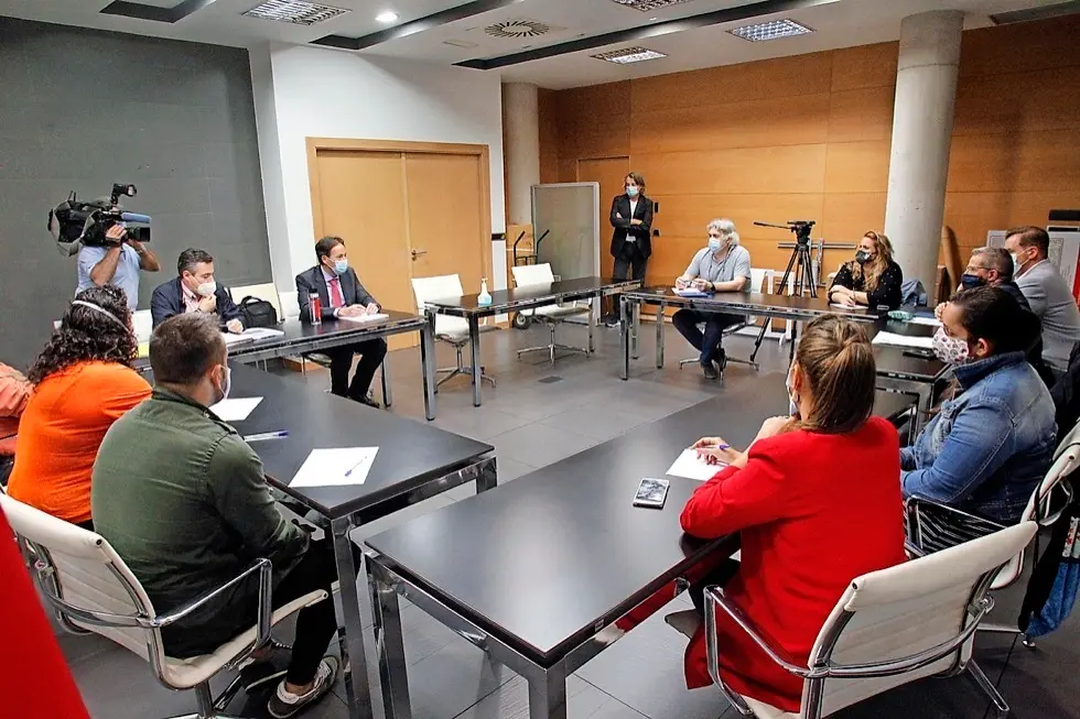 Un momento de la reuni&oacute;n mantenida ayer en la Consejer&iacute;a de Obras P&uacute;blicas. / jos&eacute; ram&oacute;n