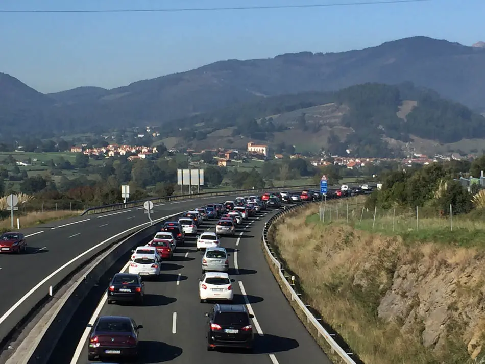 La autov&iacute;a A-8 ya registra retenciones de siete kil&oacute;metros entre las localidades c&aacute;ntabras de Colindres y Laredo